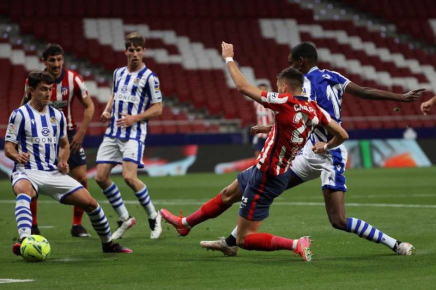 FOTOGRAFÍA. MADRID (ESPAÑA), 12.05.2021. El centrocampista belga del Atlético de Madrid, Yannick Carrasco (2d). Efe