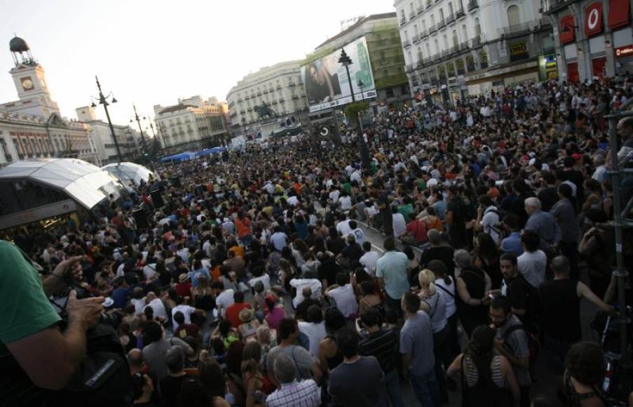 FOTOGRAFÍA. MADRID (ESPAÑA), 15.05.2011. Manifestantes del Movimiento 15M. Varios miles de personas, en torno a 25.000. Efe