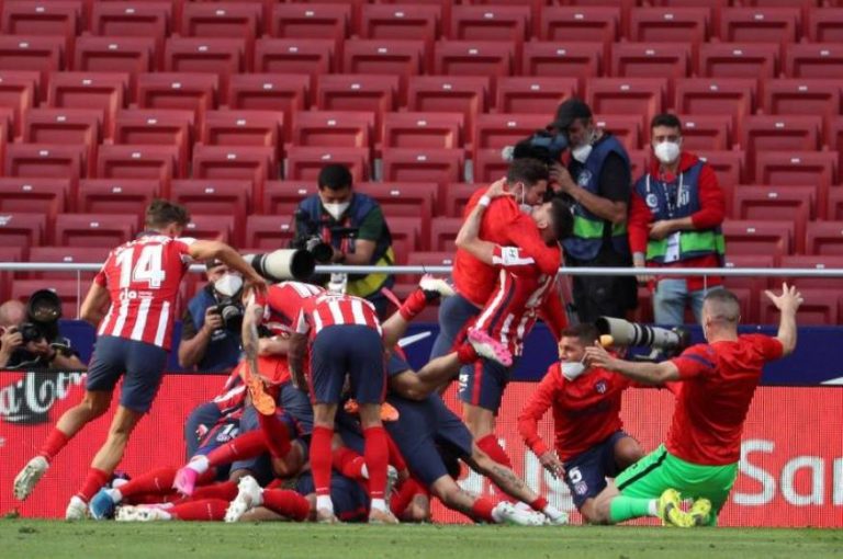 Atlético resurge para remontar (2-1)