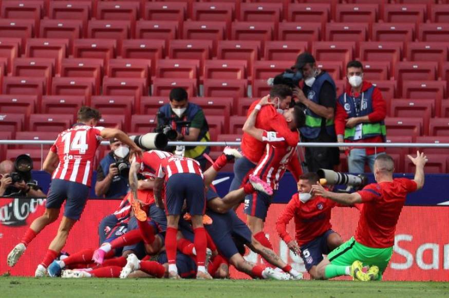 FOTOGRAFÍA. MADRID (ESPAÑA), 16.05.2021. Los jugadores del Atlético de Madrid celebran el gol de Luis Suárez ante Osasuna, durante el partido de la jornada 37 de Liga,. Efe