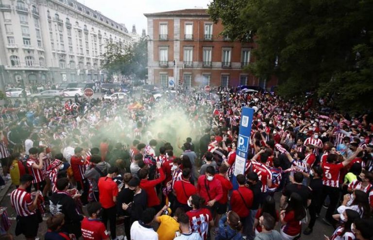 La fuente de Neptuno recibe a una multitud de aficionados del Atlético por su titulo de la liga