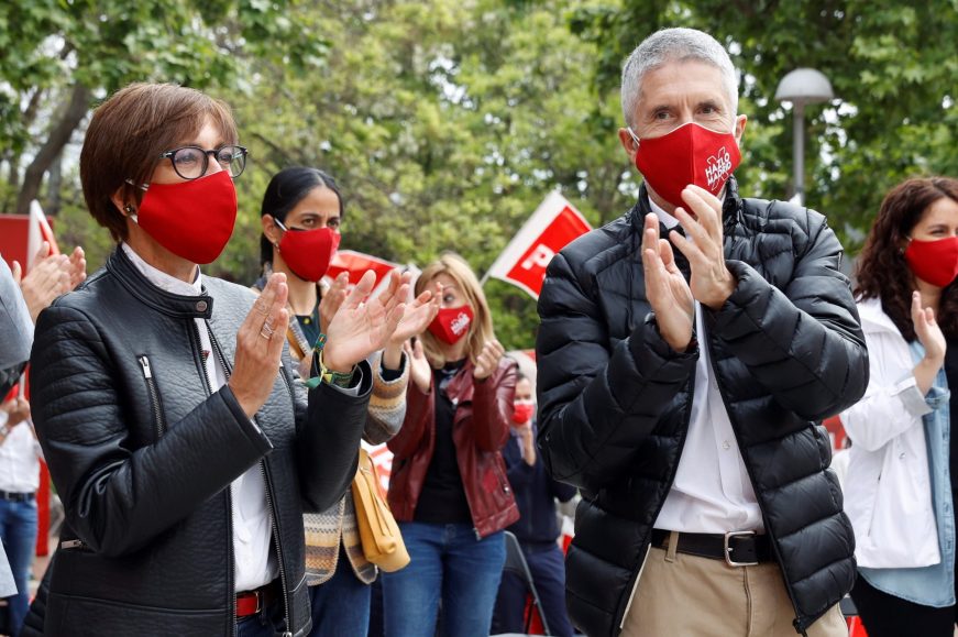 Campaña del PSOE en Puente de Vallecas FOTOGRAFÍA. MADRID (ESPAÑA), 24.04.2021. Fernando Grande-Marlaska y la jefa de la Guardia Civil María Gámez piden el voto para el PSOE. Efe