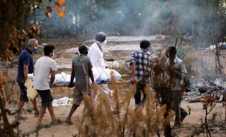 Récord de muertes por covid 19 en India entre críticas de los tribunales por «genocidio»