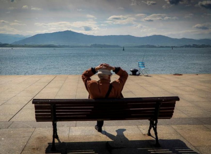 FOTOGRAFÍA. SANTANDER (ESPAÑA), 07.05.2021. Un hombre disfruta del sol y de las agradables temperaturas registradas en Santander. Efe