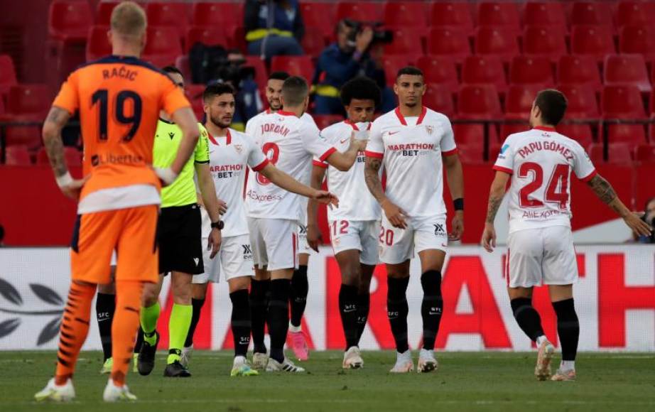 FOTOGRAFÍA. SEVILLA (ESPAÑA), 12.05.2021. El delantero marroquí del Sevilla Youssef En-Nesyri (c-i) celebra con sus compañeros tras marcar el 1-0 ante el Valencia. Efe