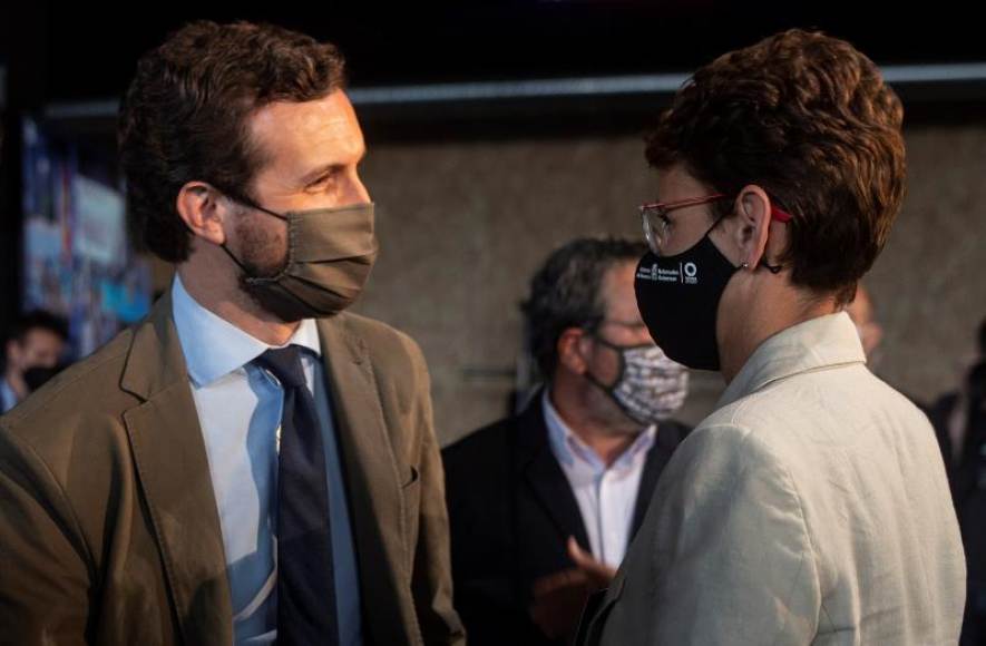 FOTOGRAFÍA. SORIA (ESPAÑA), 28.05.2021. El presidente del PP, Pablo Casado (i), conversa con la presidenta de Navarra, María Chivite, este viernes en Soria. Efe