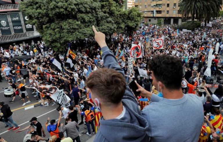 Curva Nord y Libertad VCF movilizan a miles aficionados para echar a gritos al dueños de FC Valencia Peter Lim: «Peter, vete ya» y «el futuro es nuestro»