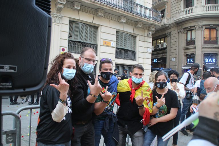 Galería foto de los «te quiero» y cariño masivo de los catalanes a su Policía en Vía Layetana de Barcelona