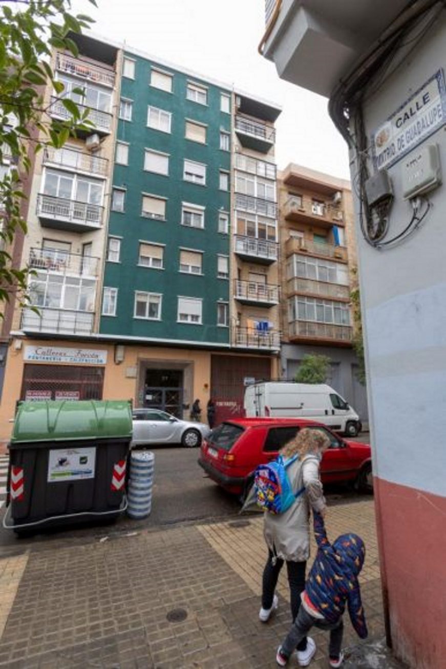 FOTOGRAFÍA. ZARAGOZA (ESPAÑA), MAYO DE 2021. Vista de la fachada (verde) del bloque del que un hombre se ha arrojado al vacío. Efer