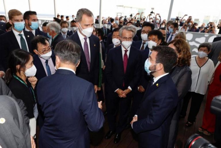 El Rey Felipe VI conversa con el presidente de la Generalidad de Cataluña Pere Aragonès García en Barcelona