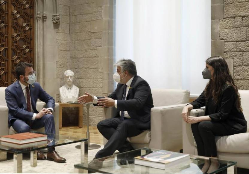 FOTOGRAFÍA. BARCELONA (ESPAÑA), 14.06.2021. El presidente de la Generalitat, Pere Aragonés (i), abre esta tarde con Albert Batet (c) y Mónica Sales de la Cruz (d) de JxCat, la ronda de contactos. Efe.
