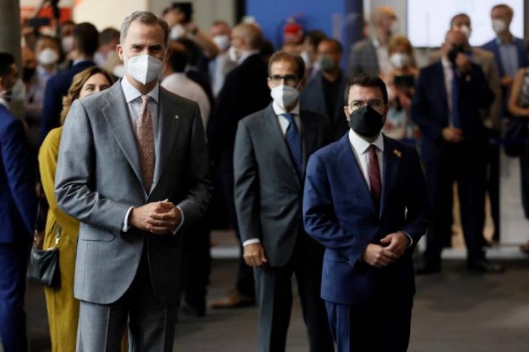 El Rey Felipe VI de España y su funcionario Pere Aragonés García juntos en Barcelona