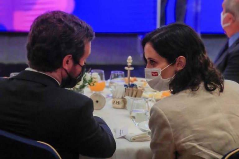 Ayuso insiste en que «es una vergüenza que el Rey Felipe VI, enemigo a batir por los independentistas, tenga que firmar los indultos al Procés»