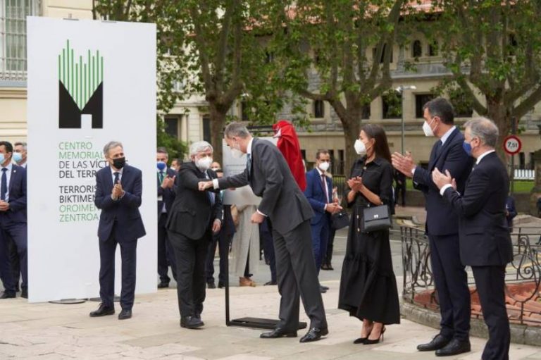 Vítores y ‘aurresku’ de honor al rey Felipe VI de España a su llegada a Vitoria