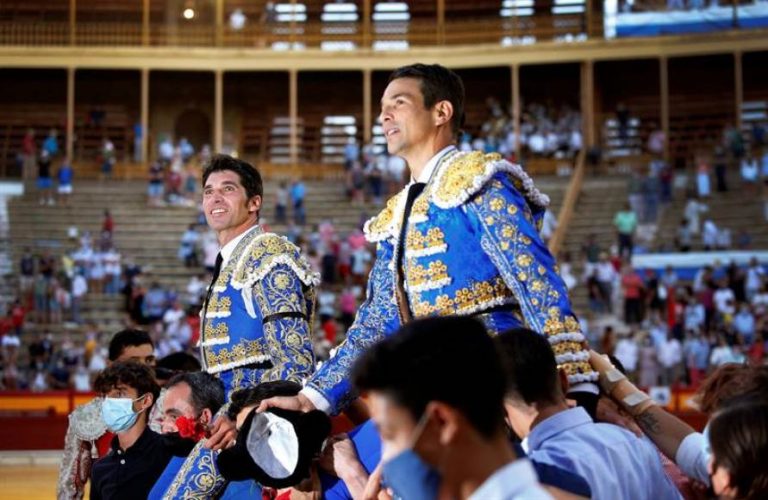El diestro alicantino José María Manzanares sale a hombros por segundo día consecutivo