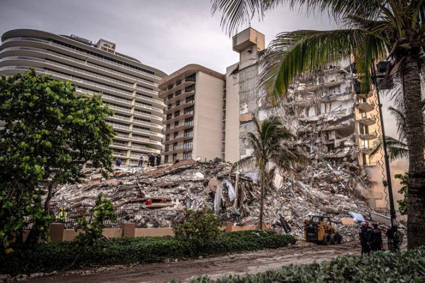 FOTOGRAFÍA. MIAMI (EEUU), 26.06.2021. Fotografía general este sábado, 26 de junio de 2021, de los escombros del edificio de condominios de 12 pisos parcialmente derrumbado en Surfside, Florida (EE.UU.). Efe