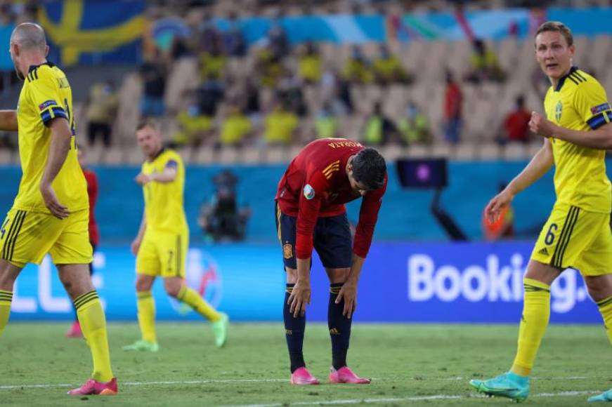 FOTOGRAFÍA. SEVILLA (ESPAÑA), 14.06.2021. El delantero de la selección española Álvaro Morata (c) se lamenta tras fallar una ocasi. Efe.-