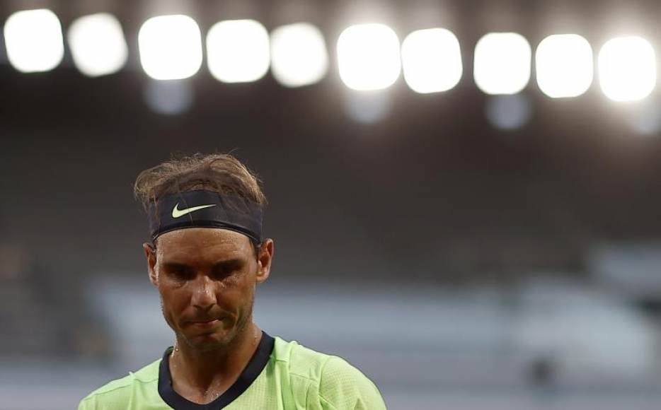 El español Rafael Nadal, ganador en trece ediciones, cayó en semifinales de Roland Garros frente al serbio Novak Djokovic, 3-6, 6-3, 7-6(4) y 6-2 en 4 horas y 11 minutos. Efe