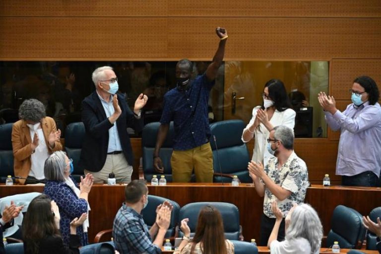 El puño en alto del diputado negro comunista de Podemos Serigne Mbayé, jefe de los «materos» y «sin papeles»