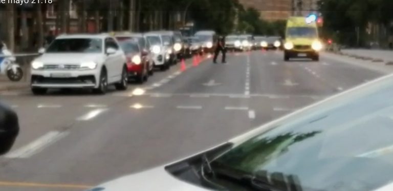 Una ambulancia, atrapada por los cortes de la Meridiana por parte del separatismo