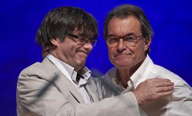 Mas lloriquea tachando de «abuso de poder» la multa de 5.422.879 € del Tribunal de Cuentas a separatistas por la publicidad exterior del Procés