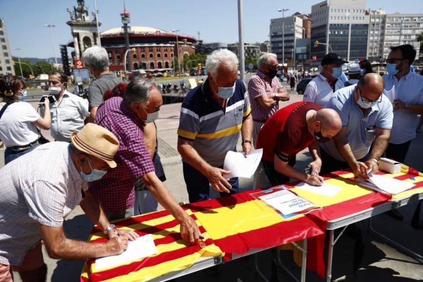 FOTOGRAFÍA. BARCELONA (ESPAÑA), 13.06.2021. Varios ciudadanos firman la petición contra la concesión de indultos al Procés. Efe