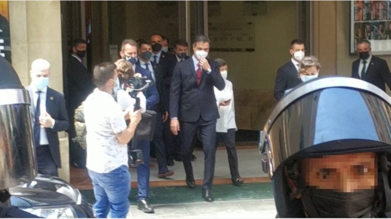 «Vendepatria, botiflers, traidores; vendepatria, el indulto es un insulto»