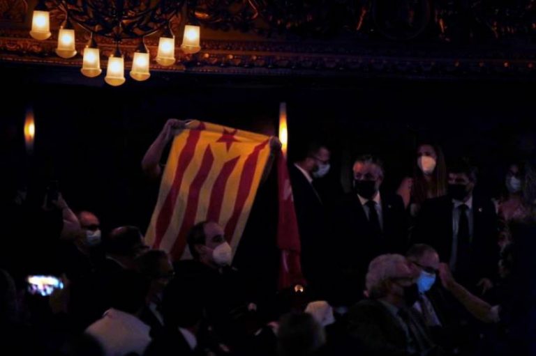 Un independentista de Arran (CUP) irrumpe a gritos en la conferencia de Sánchez: «Independencia es la única solución»