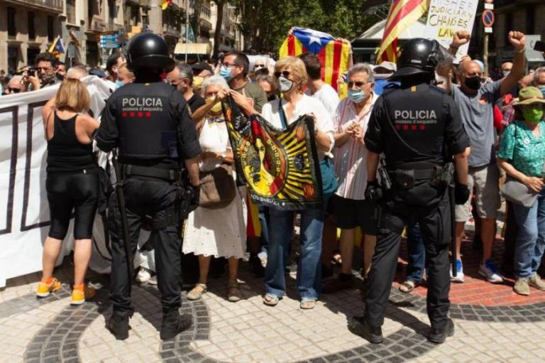 Centenares de independentistas a Sánchez: «Ni indultos ni amnistía, independencia»