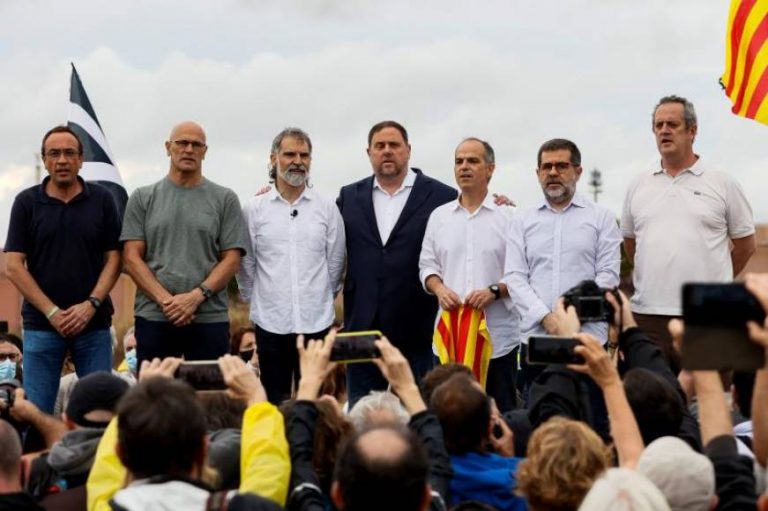 FOTOGRAFÍA. BARCELONA (ESPAÑA), 23.06.2021. En la imagen los siete de los indultados presos golpistas separatistas del procés tras su salida de la prisión de Lledoners, tras confirmar el Boletín Oficial del estado y el Tribunal Supremo su concesión de indultos parciales por parte del Gobierno de coalición comunista de España que preside el ultra secretario general del Partido Socialista Obrero Español (PSOE), Pedro Sánchez Pérez Castejón. Efe