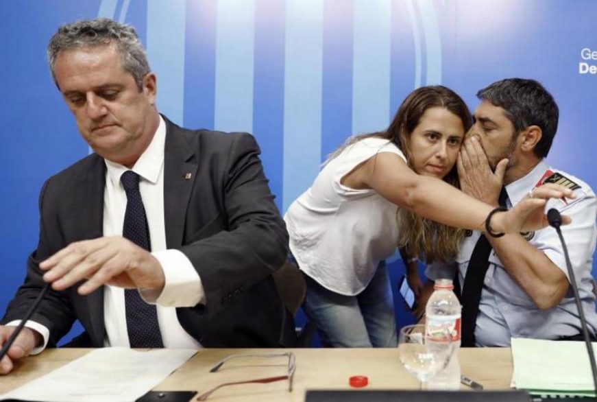 FOTOGRAFÍA. BARCELONA (ESPAÑA), AGOSTO 2017. La periodista Patricia Plaja (c), jefa de comunicación de los Mozos, mayor Josep Lluís Trapero (d). Efe