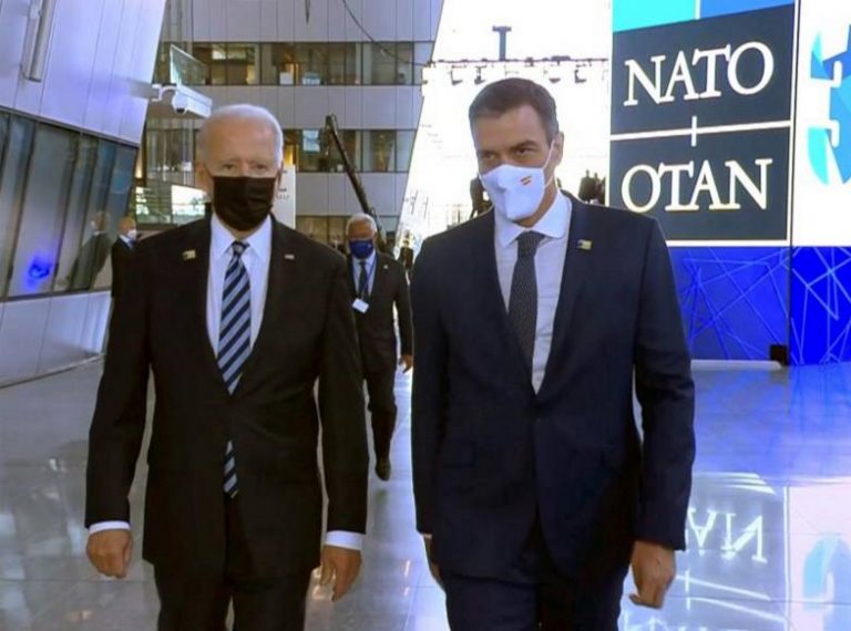 La reunión Pedro Sánchez y Joe Biden: Una breve conversación caminando