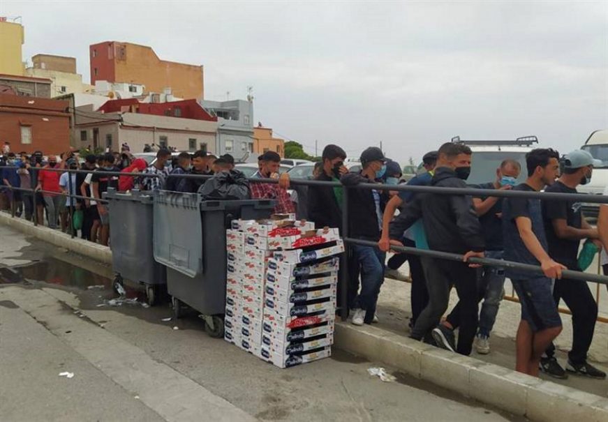 FOTOGRAFÍA. CEUTA (ESPAÑA), 18.06.2021. Varios inmigrantes marroquíes en la frontera de Tarajal (Ceuta) España con Castilleros (Marruecos). Efe