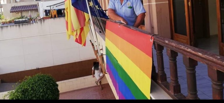 FOTOGRAFÍA. COMUNIDAD VALENCIANA (ESPAÑA), 28.06.2021. VOX presenta mociones en todos los ayuntamientos que han colgado la bandera LGTBIQ+ para que se cumpla la sentencia del Supremo en contra de su uso.  Lasvocesdelpueblo (Ñ Pueblo)