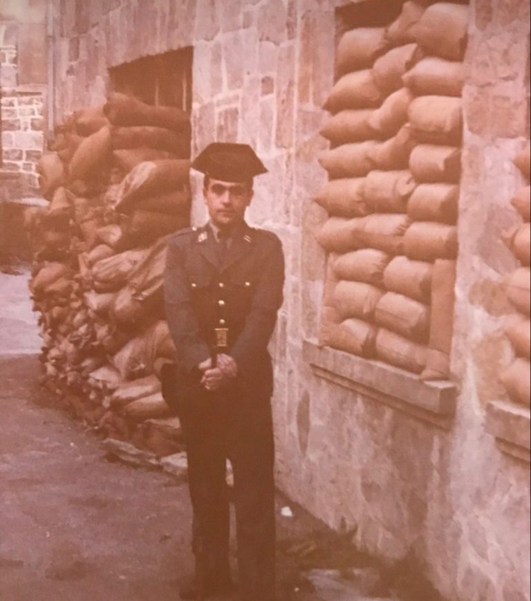 Un guardia civil posa delante de las bolsas búnker en Eibar (Guipúzcoa) ante la violencia etarra de los de Otegui (Bildu)