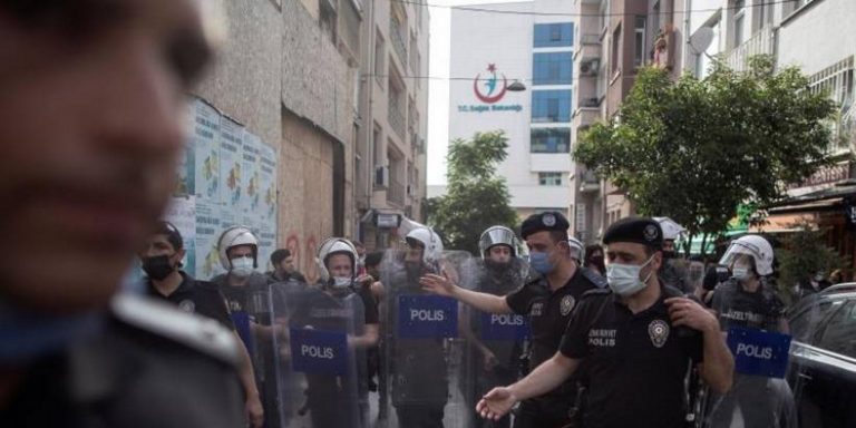 Turquía prohíbe el «Orgullo Gay» (LGTB) a golpe de porras y gas lacrimógeno por «enemigo público» del islamismo