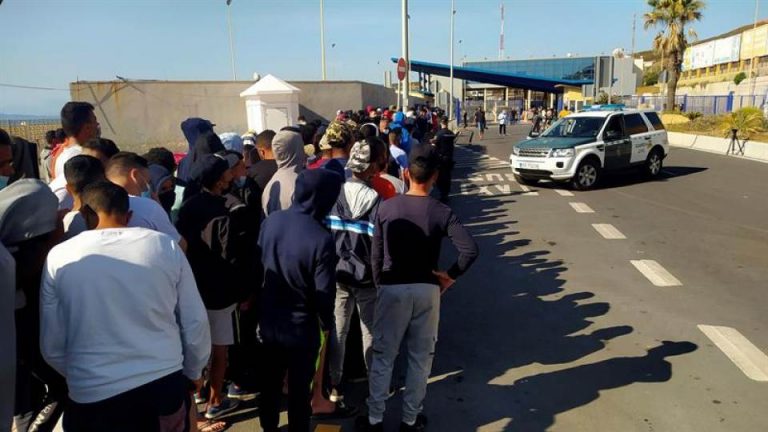 El juez ordena a Pedro Sánchez el cese de expulsión de los MENAS de la invasión marroquí de Ceuta y «el retorno de repatriados»