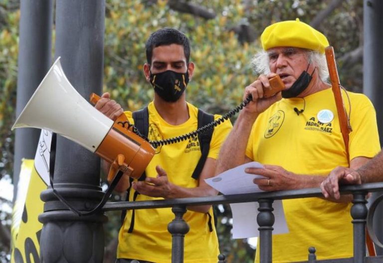 El sacerdote Fernando Báez atribuye el comportamiento del padre de Anna y Olivia a la infidelidad de su madre