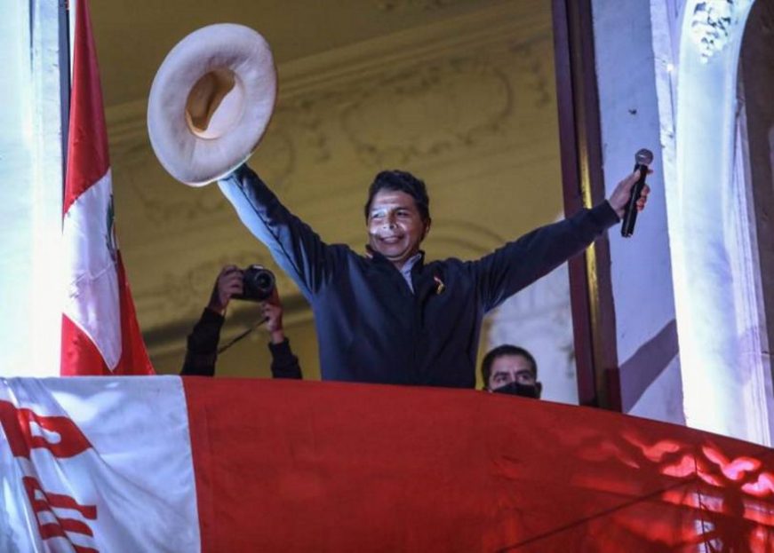 FOTOGRAFÍA. LIMA (PERÚ), 10.06.2021. El comunista Perú Pedro Castillo saluda a seguidores desde un balcón de la sede de su partido Perú Libre hoy, en Lima (Perú). Efe