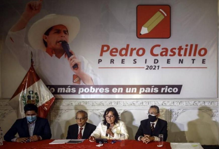 FOTOGRAFÍA. LIMA (PERÚ), 11.06.2021. La candidata a la Vicepresidencia de Perú Dina Boluarte (2d); el asesor del equipo técnico de Perú Libre (PL), Aníbal Torres (2i). Efe
