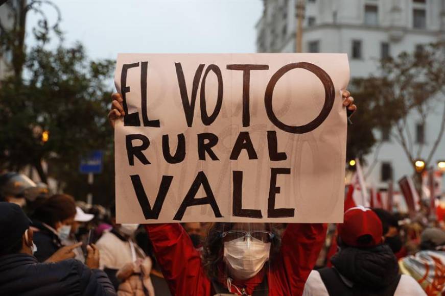 FOTOGRAFÍA. LIMA (PERÚ), 11.06.2021. Seguidores del candidato presidencial COMUNISTA Pedro Castillo protestan hoy, frente al (JNE), en Lima (Perú). Efe