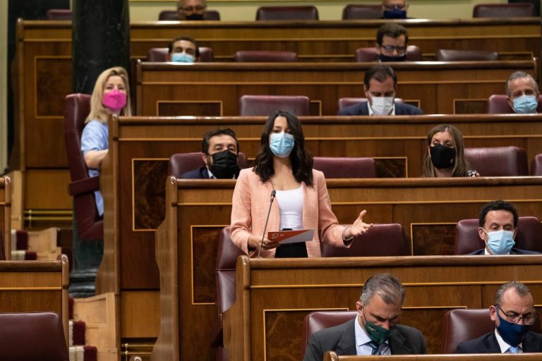 Arrimadas a Calvo: «Al separatismo le salió mal ir contra Cataluña y a ustedes les saldrá mal ir contra España»