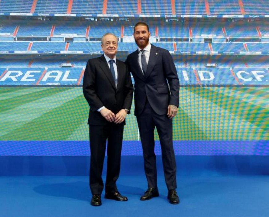 FOTOGRAFÍA. MADRID (ESPAÑA), 17.06.2021. El central sevillano Sergio Ramos posa junto al presidente del Real Madrid durante el acto de homenaje y despedida. Efe