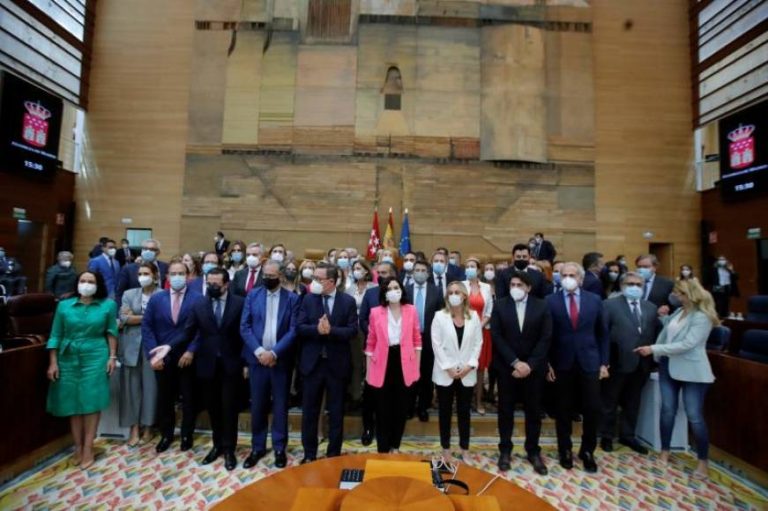 Ayuso es investida presidente con los votos de VOX