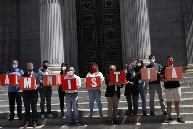 ERC, JxCAT , CUP, Ómnium y Amnistía y Libertad entregan 200.000 firmas por la libertad de políticos presos
