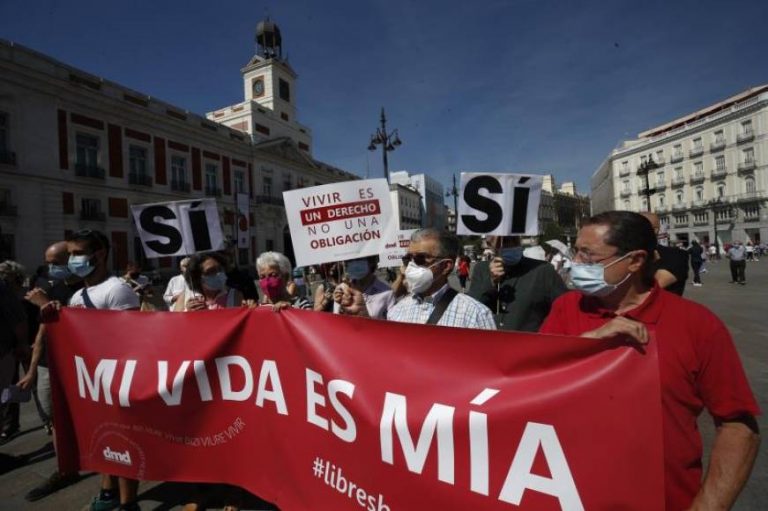 «Derecho a Morir» festeja la llegada de la eutanasia en España: «Mi vida es mía, vivir no es una obligación»