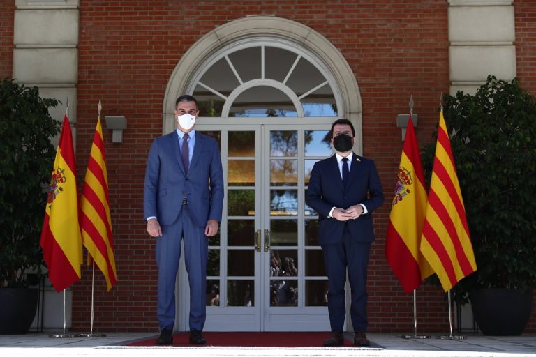 Sánchez recibe en la Presidencia del Reino de España a Aragonés sin contacto físico alguno