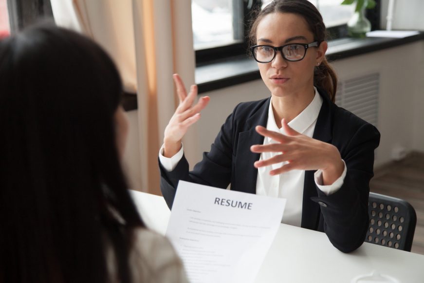 FOTOGRAFÍA. MUNDO, AÑO 2018. Una mujer hablando con el Recurso Humano de una empresa durante una entrevista de trabajo. Freepik.