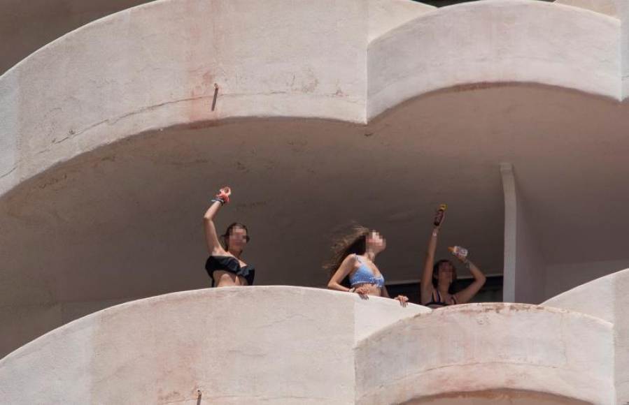 FOTOGRAFÍA. PALMA (ESPAÑA), 30.06.2021. Tres jóvenes que se encuentran en aislamiento tras tener relación directa o indirecta con el brote. Efe