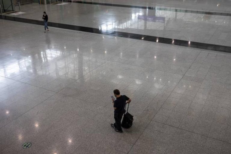 Varios españoles hospitalizados a su llegada a China por tener anticuerpos de COVID 19